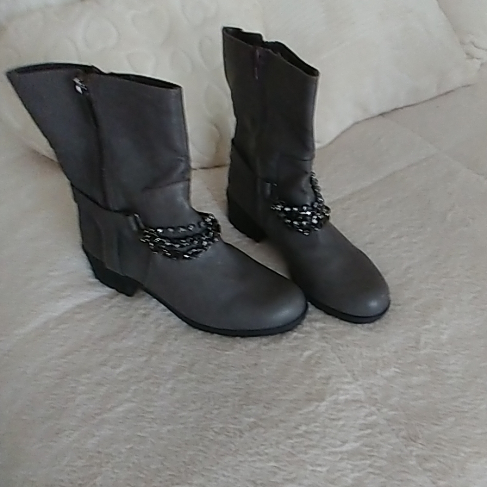 Vera Wang Boots.   S 10. Taupe